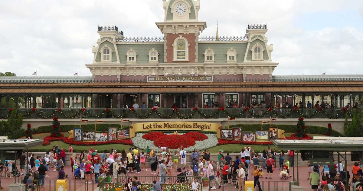 holidays decorations at the magic kingdom 2013 photo 1 of 16 holidays decorations at the magic kingdom 2013 photo 1 of 16
