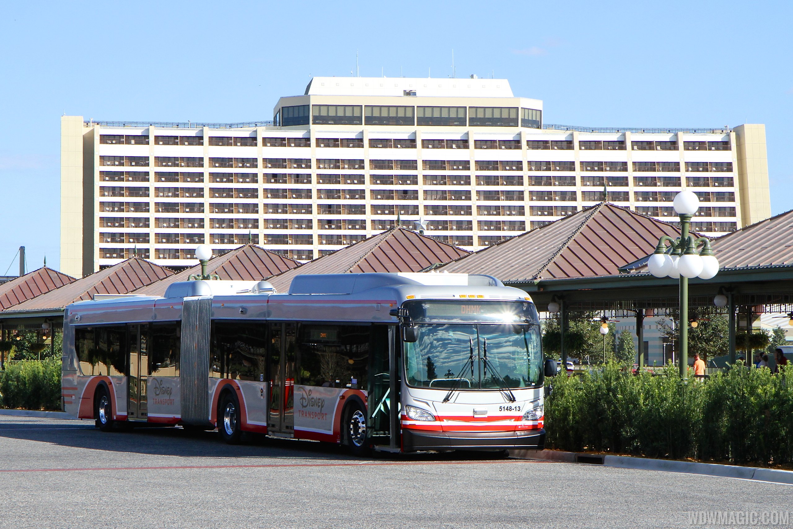 Articulated extendedlength busses Photo 1 of 5