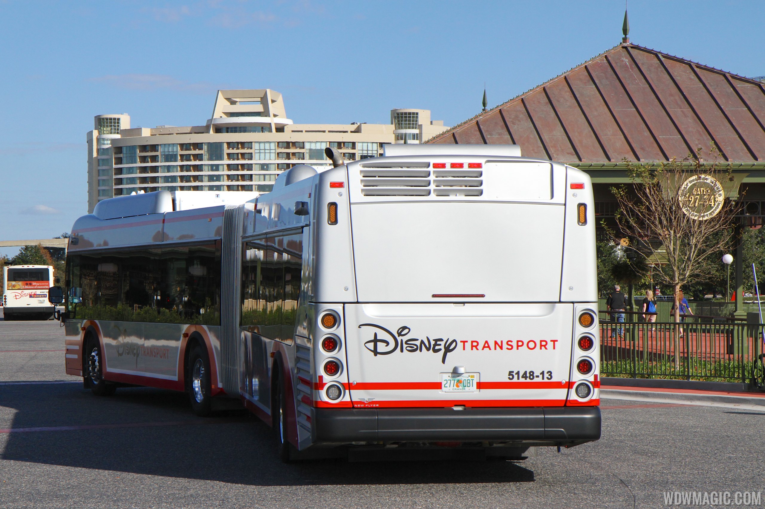Articulated extendedlength busses Photo 4 of 5